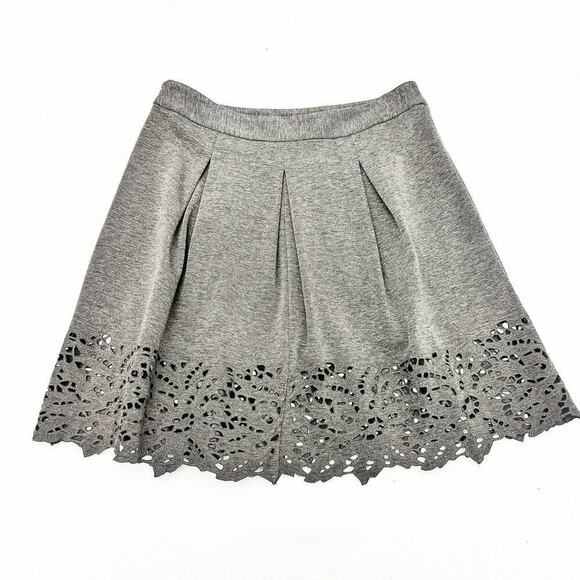 BCBG Maxazria Gray Pleated Skirt Flower Hem Front Pockets NWOT Size 8 - Picture 2 of 5